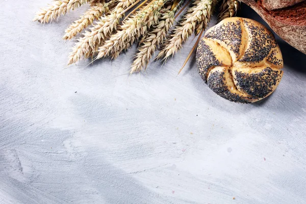 Różne Rodzaje Chleba Chleb Bułki Pokładzie Góry Projekt Plakatu Lub — Zdjęcie stockowe