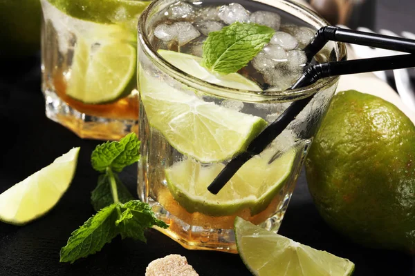 Limon meyve kireç Caipirinha Brezilya. soğuk alkol kokteyl.