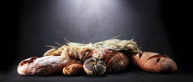 Ekmek ve ekmek çeşitleri gemide yukarıdan alır. Mutfak veya fırın poster tasarımı.