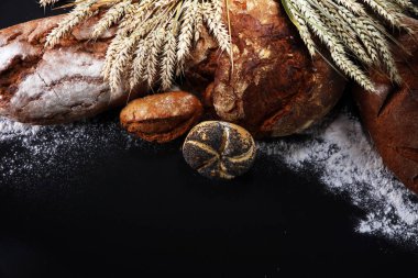 Ekmek ve ekmek çeşitleri gemide yukarıdan alır. Mutfak veya fırın poster tasarımı.