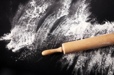 Arka plan ile oklava un ile kabartma. Karanlık masaya. Metin için özgür yer. Üstten Görünüm