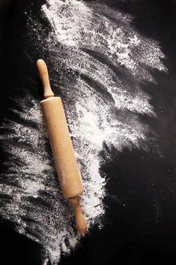 Arka plan ile oklava un ile kabartma. Karanlık masaya. Metin için özgür yer. Üstten Görünüm