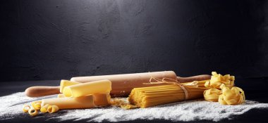 Makarna rustik arka plan üzerine çeşitli karışımı. Ev yapımı makarna yapma