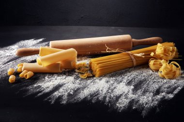 Makarna rustik arka plan üzerine çeşitli karışımı. Ev yapımı makarna yapma