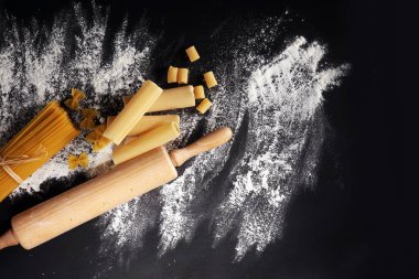 Makarna rustik arka plan üzerine çeşitli karışımı. Ev yapımı makarna yapma