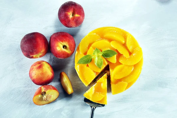 Cheesecake ile peache. Şeftalilerin ev yapımı kek.