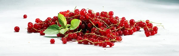 Groselhas Vermelhas Frescas Mesa Rústica Leve Frutos Saudáveis Verão — Fotografia de Stock