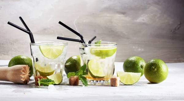 Limon meyve kireç Caipirinha Brezilya. soğuk alkol kokteyl.
