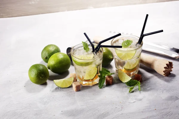 Limon meyve kireç Caipirinha Brezilya. soğuk alkol kokteyl.