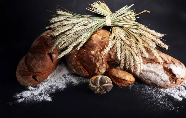 Verschiedene Arten Von Brot Und Brötchen Bord Von Oben Plakatgestaltung — Stockfoto