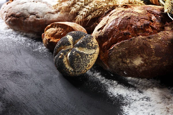 Różne Rodzaje Chleba Chleb Bułki Pokładzie Góry Projekt Plakatu Lub — Zdjęcie stockowe