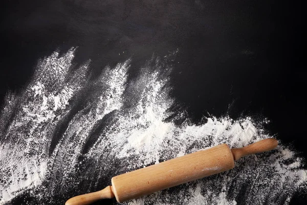 Arka plan ile oklava un ile kabartma. Karanlık masaya. Metin için özgür yer. Üstten Görünüm