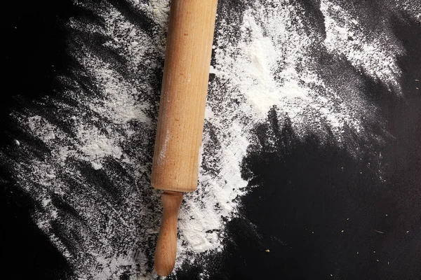 Arka plan ile oklava un ile kabartma. Karanlık masaya. Metin için özgür yer. Üstten Görünüm
