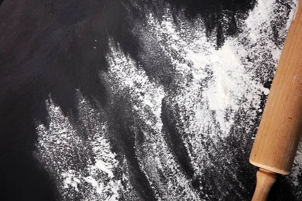 Arka plan ile oklava un ile kabartma. Karanlık masaya. Metin için özgür yer. Üstten Görünüm