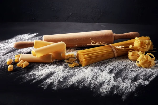 Makarna rustik arka plan üzerine çeşitli karışımı. Ev yapımı makarna yapma