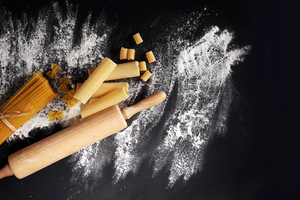 Makarna rustik arka plan üzerine çeşitli karışımı. Ev yapımı makarna yapma