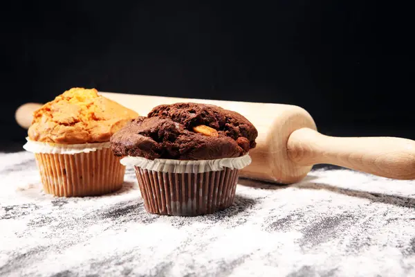 Muffin Chocolate Muffin Nozes Padaria Caseira Fundo Escuro — Fotografia de Stock
