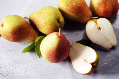 Taze olgun organik armut rustik ahşap tablo, doğal arka plan, vega, Diyet yemekleri