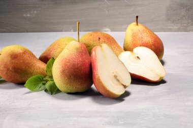 Taze olgun organik armut rustik ahşap tablo, doğal arka plan, vega, Diyet yemekleri