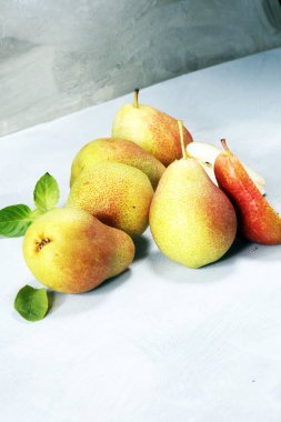 Taze olgun organik armut rustik ahşap tablo, doğal arka plan, vega, Diyet yemekleri