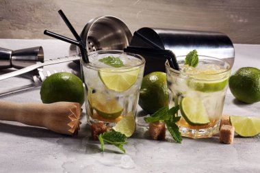 Limon meyve kireç Caipirinha Brezilya. soğuk alkol kokteyl.