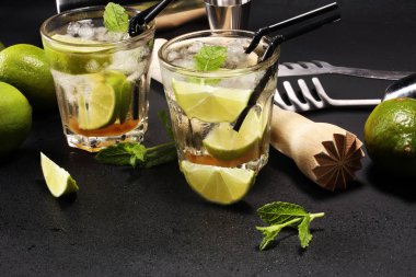 Limon meyve kireç Caipirinha Brezilya. soğuk alkol kokteyl.