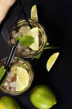 Limon meyve kireç Caipirinha Brezilya. soğuk alkol kokteyl.