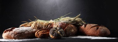 Ekmek ve ekmek çeşitleri gemide yukarıdan alır. Mutfak veya fırın poster tasarımı.