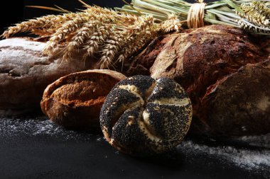 Ekmek ve ekmek çeşitleri gemide yukarıdan alır. Mutfak veya fırın poster tasarımı.