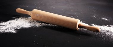 Arka plan ile oklava un ile kabartma. Karanlık masaya. Metin için özgür yer. Üstten Görünüm