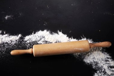 Arka plan ile oklava un ile kabartma. Karanlık masaya. Metin için özgür yer. Üstten Görünüm