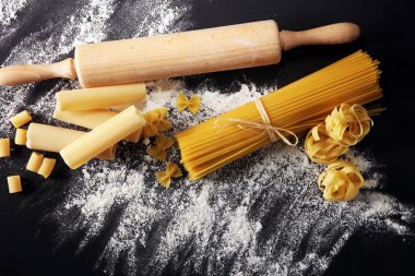 Makarna rustik arka plan üzerine çeşitli karışımı. Ev yapımı makarna yapma