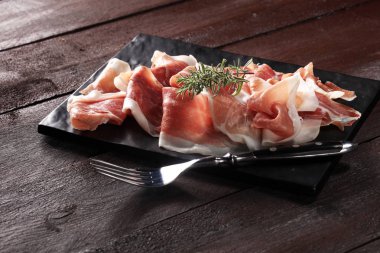 İtalyan prosciutto crudo veya jamon rosemary ile. Ham ham.
