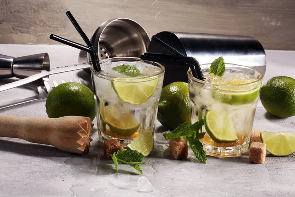 Limon meyve kireç Caipirinha Brezilya. soğuk alkol kokteyl.