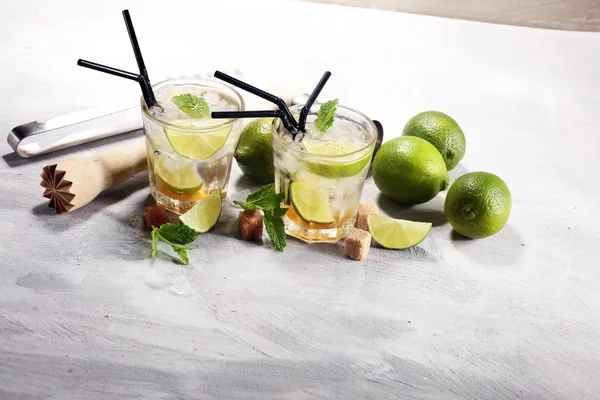 Limon meyve kireç Caipirinha Brezilya. soğuk alkol kokteyl.