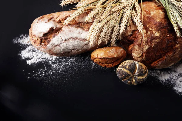 Ekmek ve ekmek çeşitleri gemide yukarıdan alır. Mutfak veya fırın poster tasarımı.