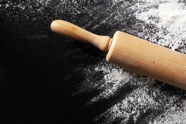 Arka plan ile oklava un ile kabartma. Karanlık masaya. Metin için özgür yer. Üstten Görünüm