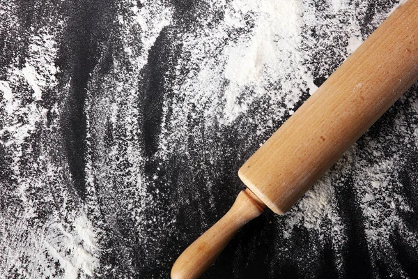 Arka plan ile oklava un ile kabartma. Karanlık masaya. Metin için özgür yer. Üstten Görünüm