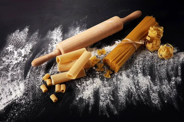 Makarna rustik arka plan üzerine çeşitli karışımı. Ev yapımı makarna yapma