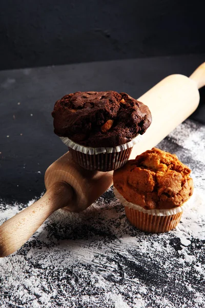 Chocolade Muffin Nut Muffin Zelfgemaakte Bakkerij Donkere Achtergrond — Stockfoto