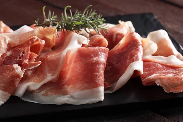 İtalyan prosciutto crudo veya jamon rosemary ile. Ham ham.