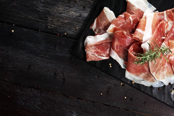 İtalyan prosciutto crudo veya jamon rosemary ile. Ham ham.