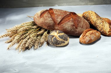 Ekmek ve ekmek çeşitleri gemide yukarıdan alır. Mutfak veya fırın poster tasarımı.