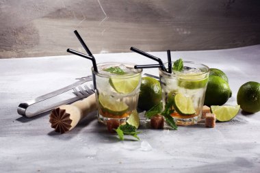 Limon meyve kireç Caipirinha Brezilya. soğuk alkol kokteyl.