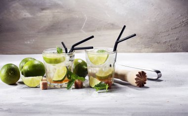 Limon meyve kireç Caipirinha Brezilya. soğuk alkol kokteyl.