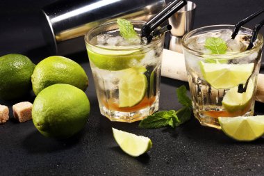 Limon meyve kireç Caipirinha Brezilya. soğuk alkol kokteyl.