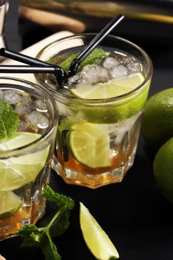 Limon meyve kireç Caipirinha Brezilya. soğuk alkol kokteyl.