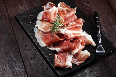 İtalyan prosciutto crudo veya jamon rosemary ile. Ham ham.