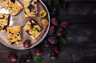 Ahşap arka planda erikli, rustik erikli kek.