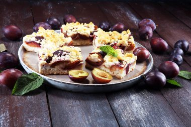 Ahşap arka planda erikli, rustik erikli kek.